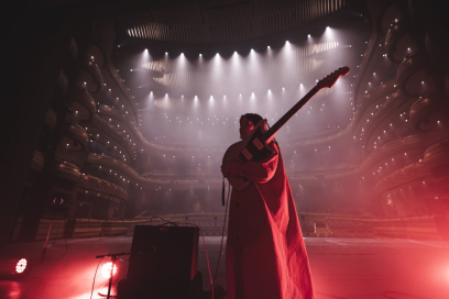 Hero image - Cate Le Bon performing