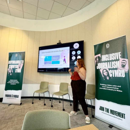 Kaja presenting in front of a screen